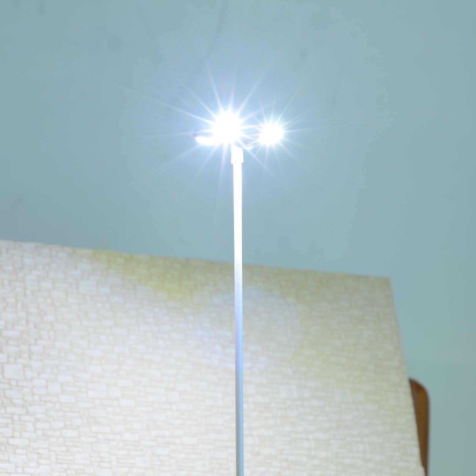 4 x O scale model railroad floodlight LED plaza lamp post street light #014WH