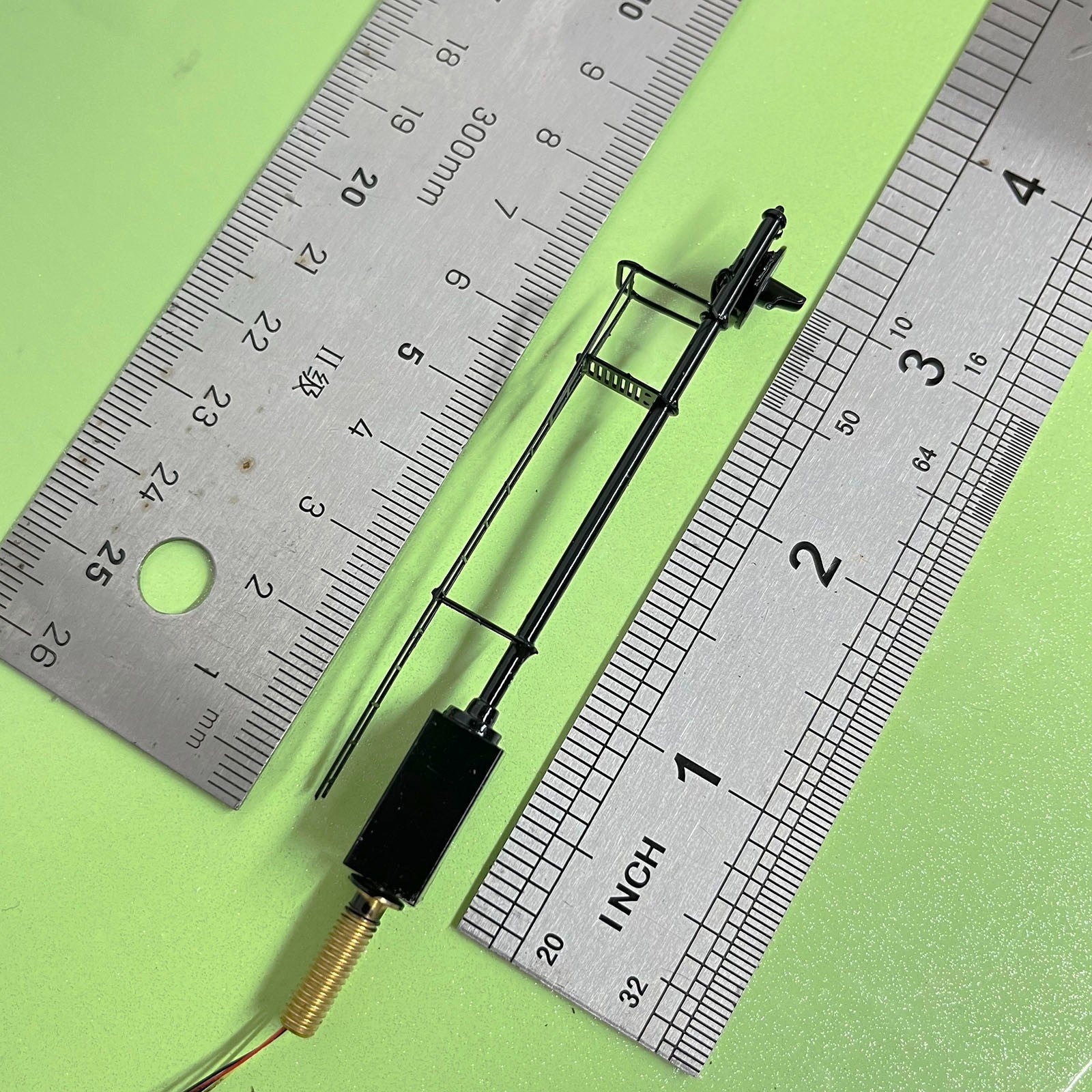 1 x HO scale model railroad tri-color searchlight signal metal cabinet #06BL