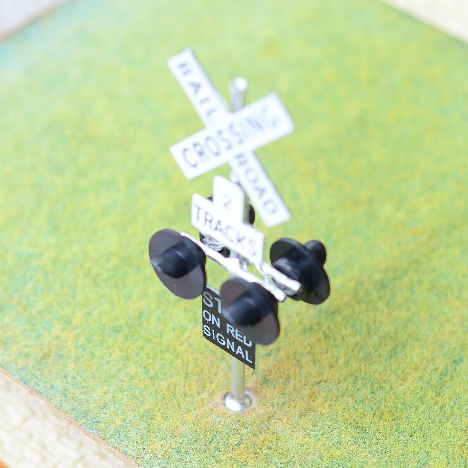 2 x O scale railroad LED grade crossing signals + 1 circuit board flasher #SS4