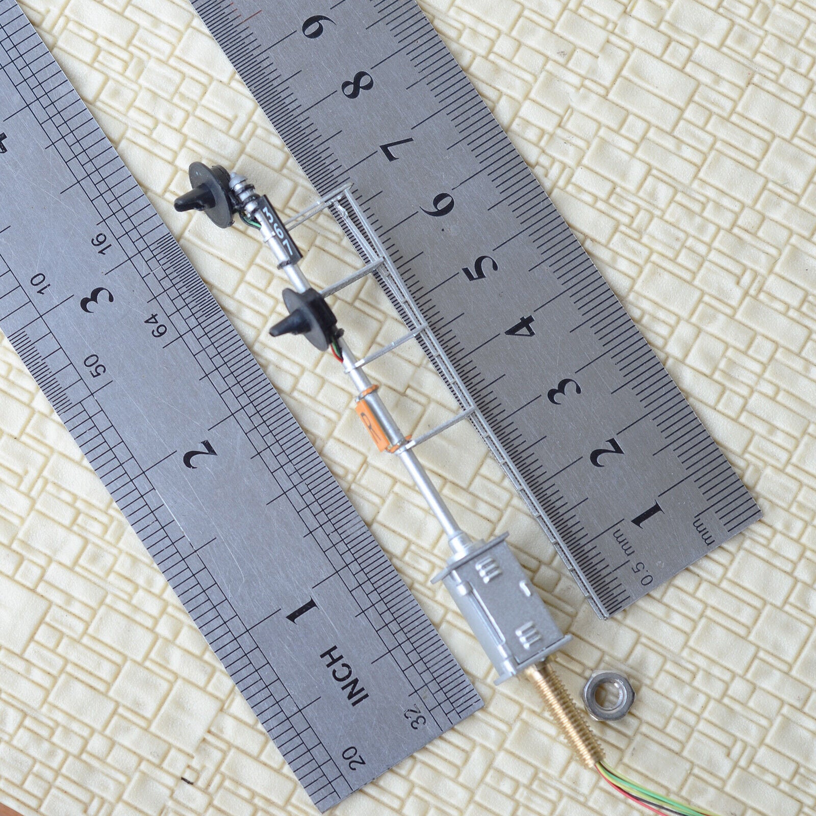 1 x HO scale model railroad 3-colors searchlight signal metal cabinet 2 head #57