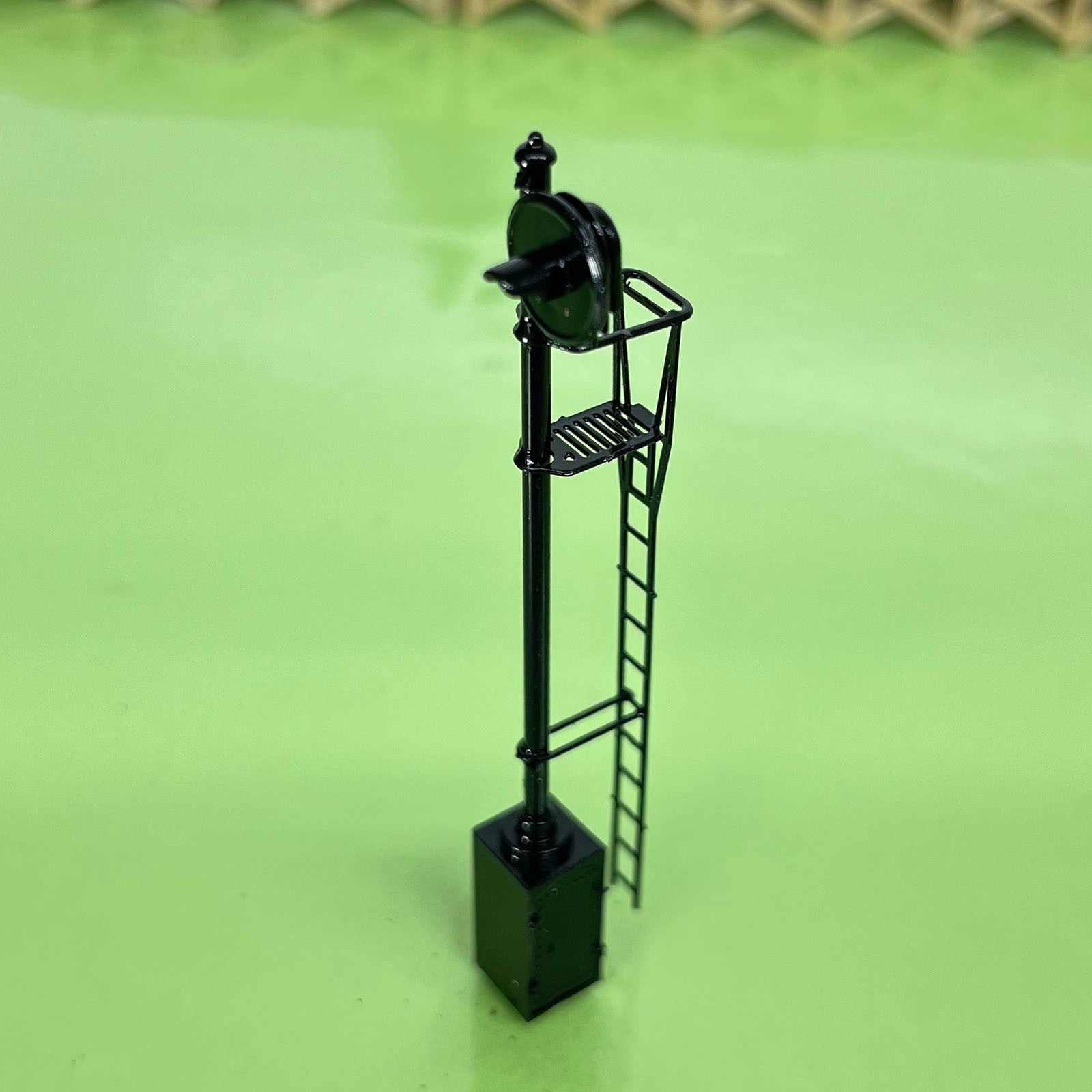 1 x HO scale model railroad tri-color searchlight signal metal cabinet #06BL