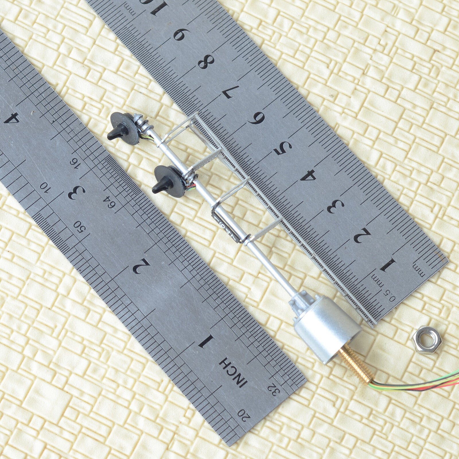 1 x HO scale model railroad 3-colors searchlight signal metal pier 2 heads #22T