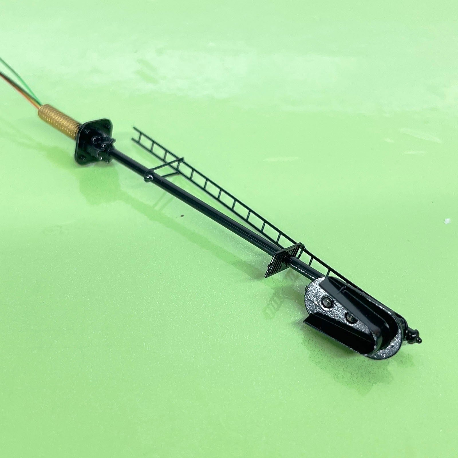 1 x HO scale 3 colors light Darth Vader style block signal ladder on back #F0Bsk