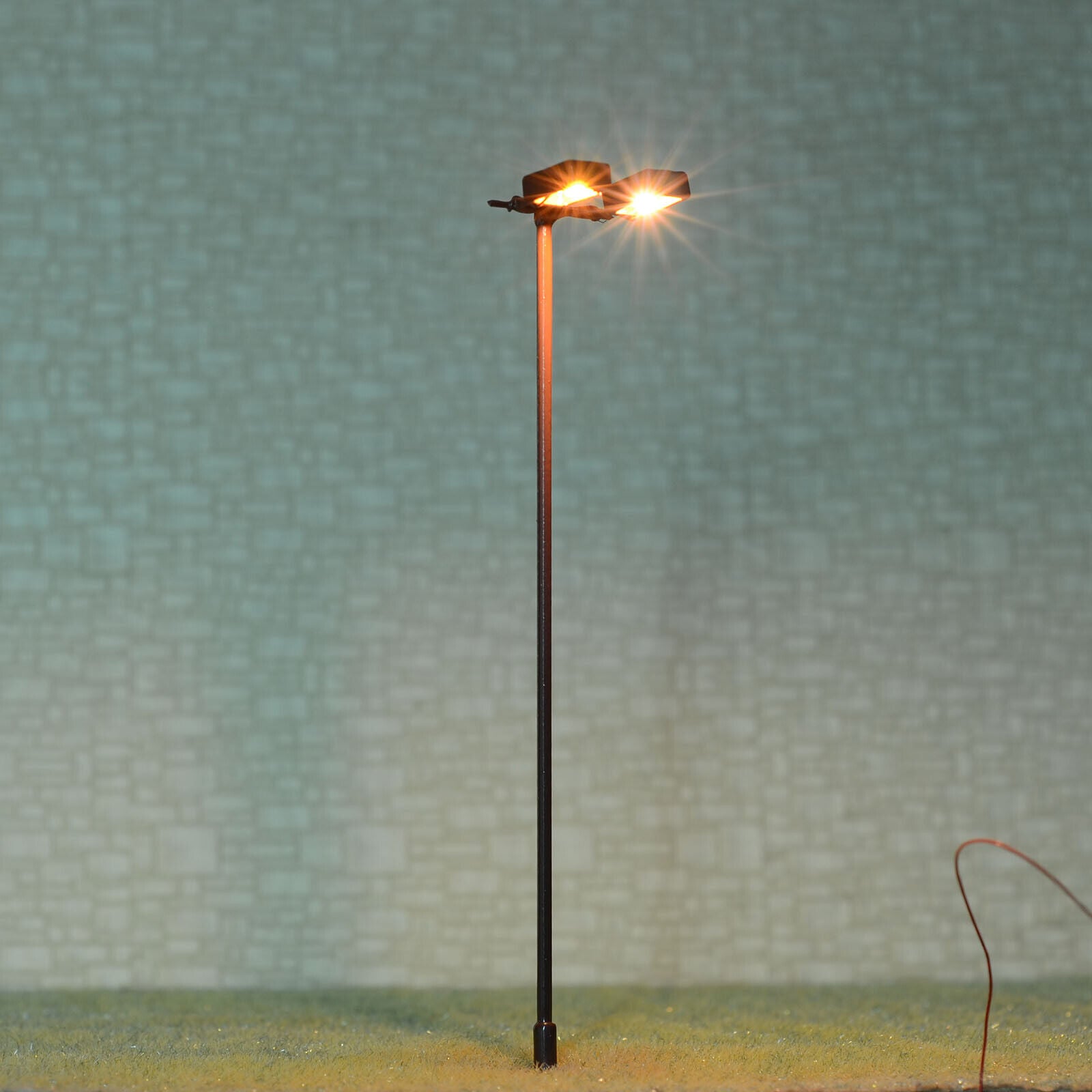 4 x HO/OO model railroad floodlight warm white LED made plaza lamp post #012BR