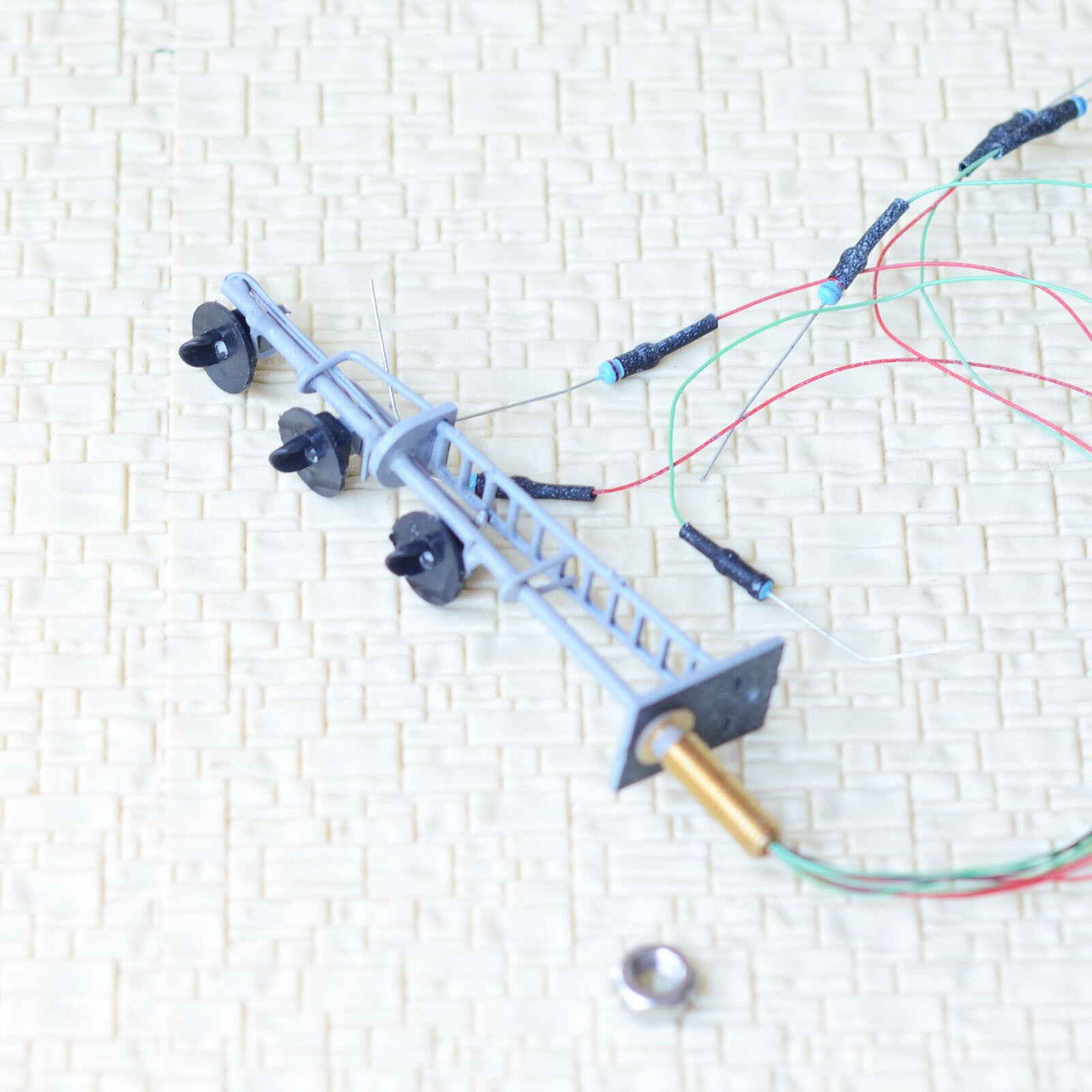 1 x HO scale searchlight signal model train bi-colors 3 targets LED R/G #G23