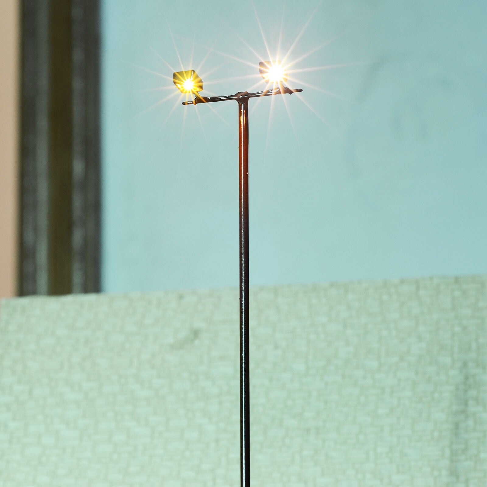 4 x O scale model railroad floodlight warm white LED made plaza lamp post #012BR