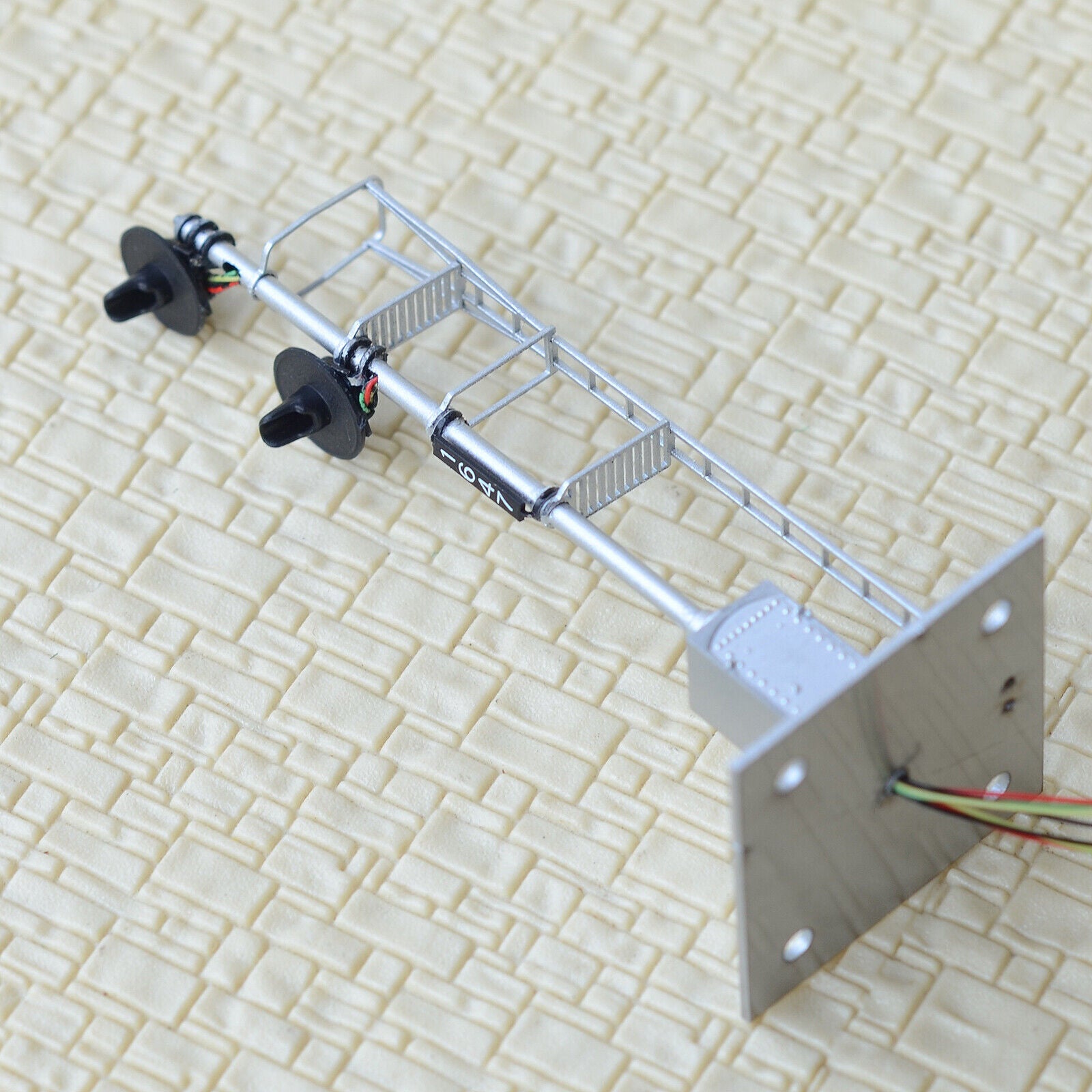 1 x HO scale model railroad 3-colors searchlight signal metal cabinet 2 head #26