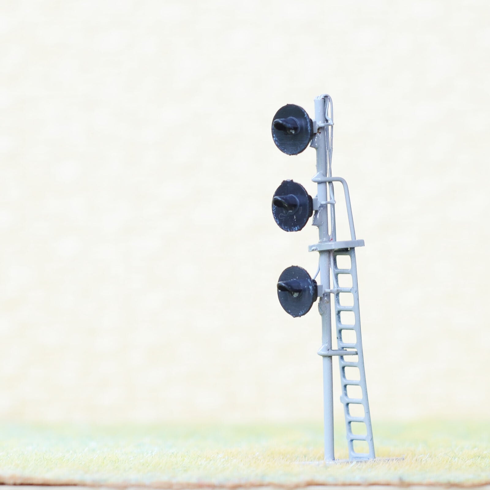 1 x HO scale searchlight signal model train bi-colors 3 targets LED R/G #G23