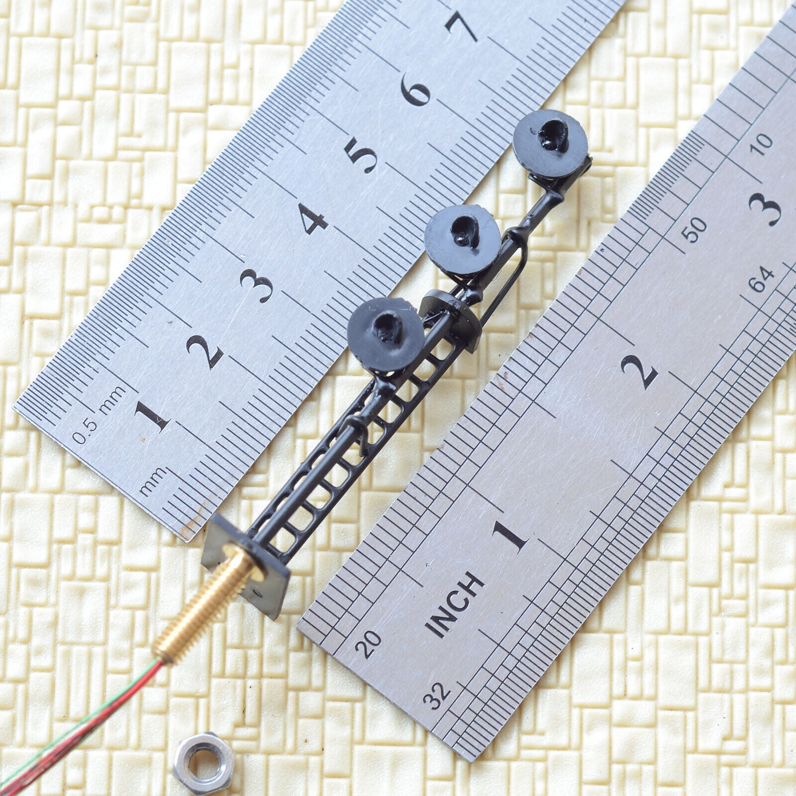 1 x HO scale searchlight signal model train bi-colors 3 targets LED R/G #B23