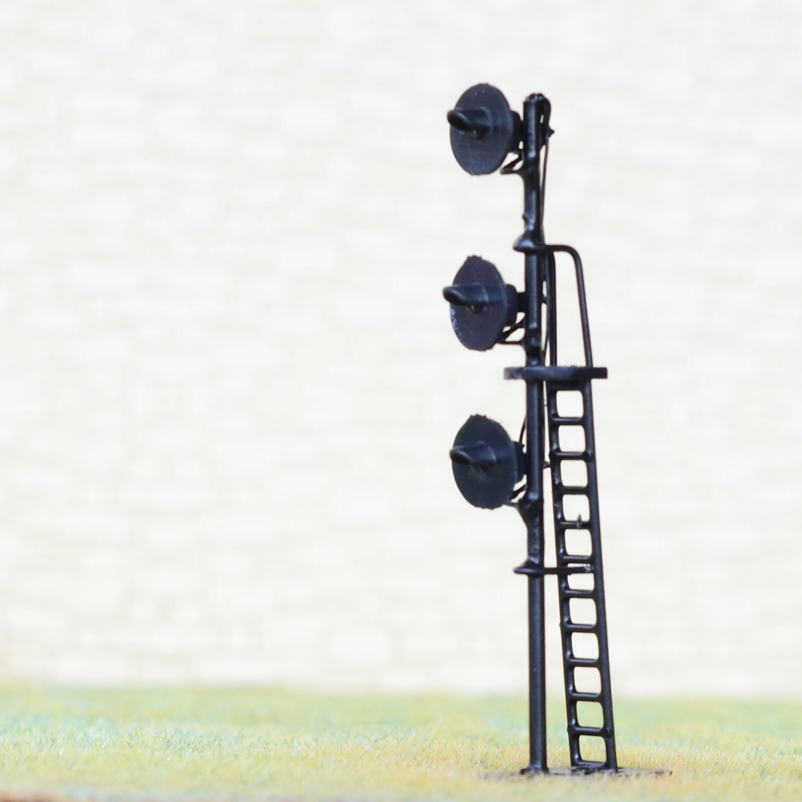 1 x HO scale searchlight signal model train bi-colors 3 targets LED R/G #B23