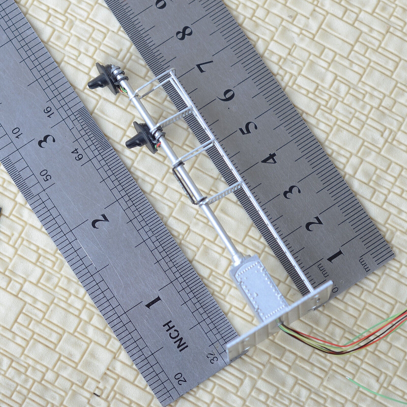 1 x HO scale model railroad 3-colors searchlight signal metal cabinet 2 head #26