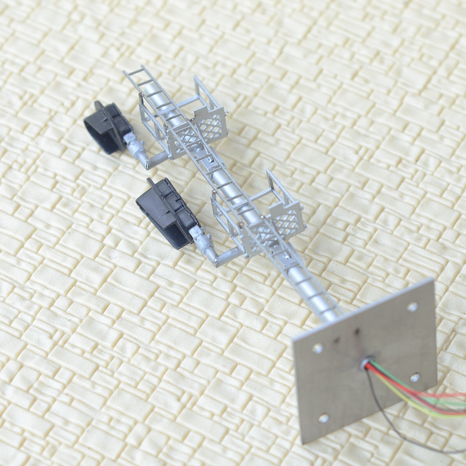 1 x HO scale 2/3 colors block Darth Vader style signal sunshield 2 heads #U2D3C