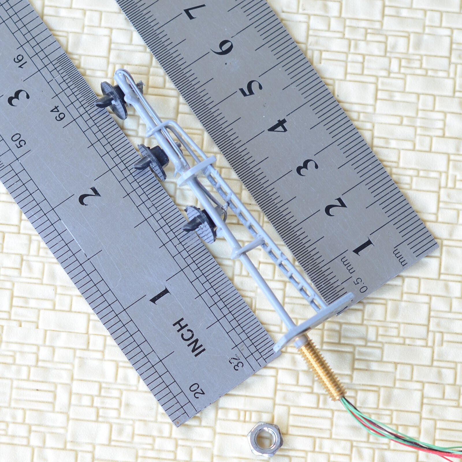 1 x HO scale searchlight signal model train bi-colors 3 targets LED R/G #G23