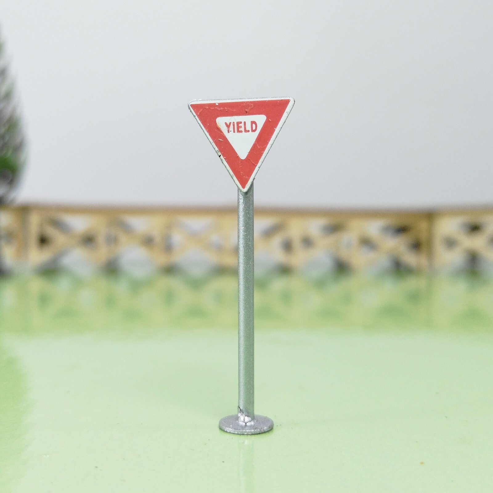 2 x HO scale railroad warning sign yield sign trackside traffic sign #YL