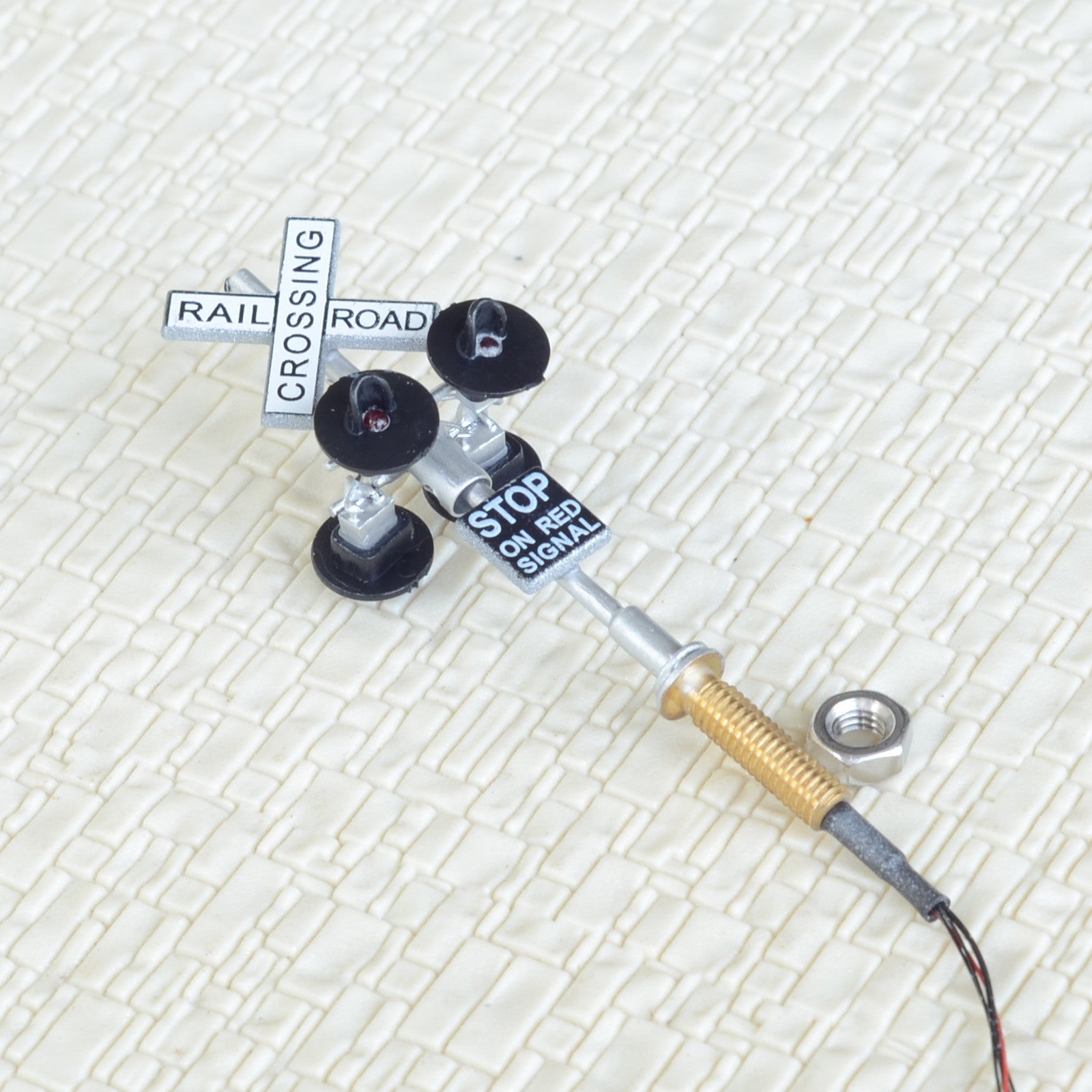 2 x HO Scale Railroad Crossing Signals 4 LEDs made + Circuit board flasher #SL4