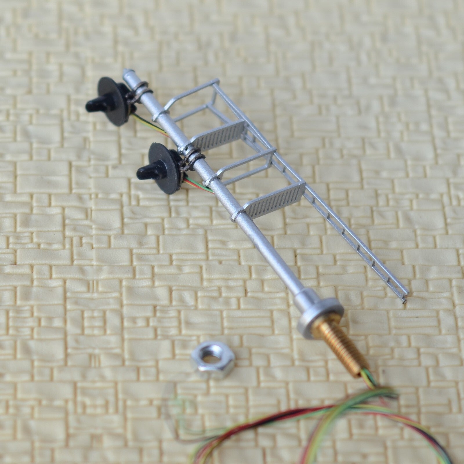 1 x HO scale model railroad LED searchlight signal 3-colors 2 heads metal #M12
