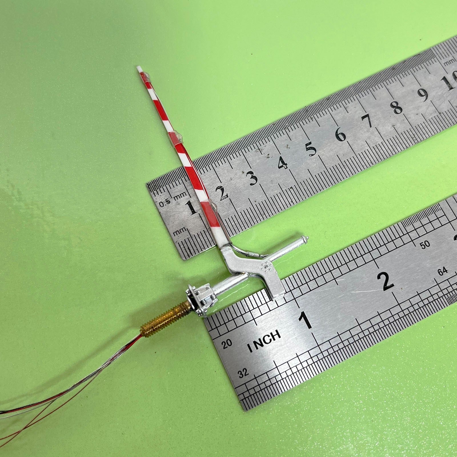 2 x HO scale model railroad grade crossing arm gate stop lever W light on gate