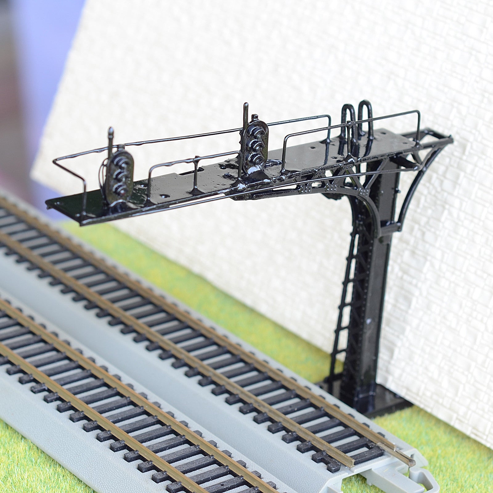 1 x HO /OO black cantilever signal bridge LED 3 aspects double Tracks right side