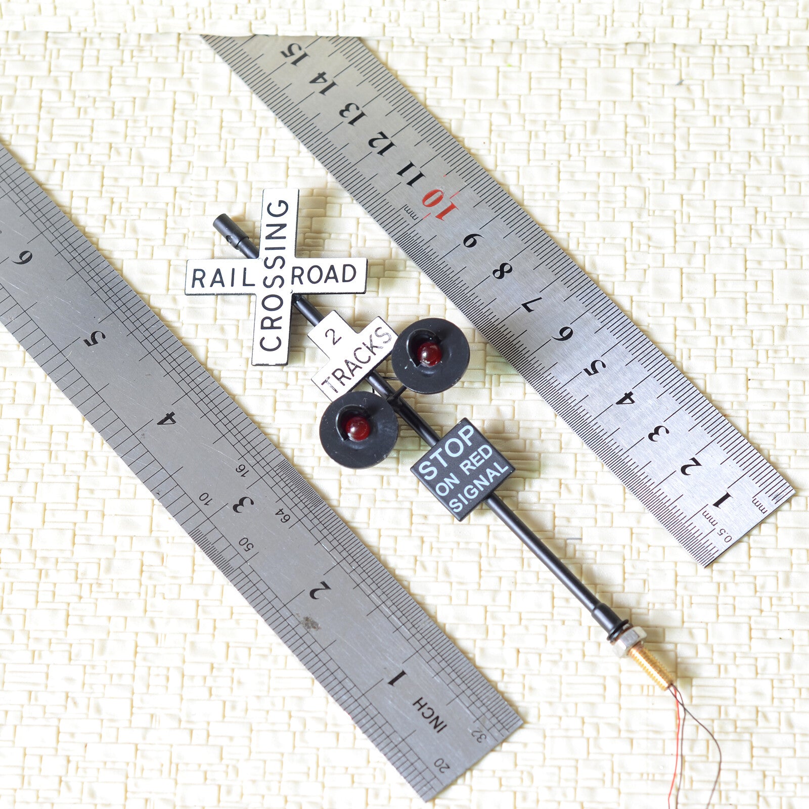 1 x O scale railroad crossing signals LED made 2 target faces 2 tracks black 