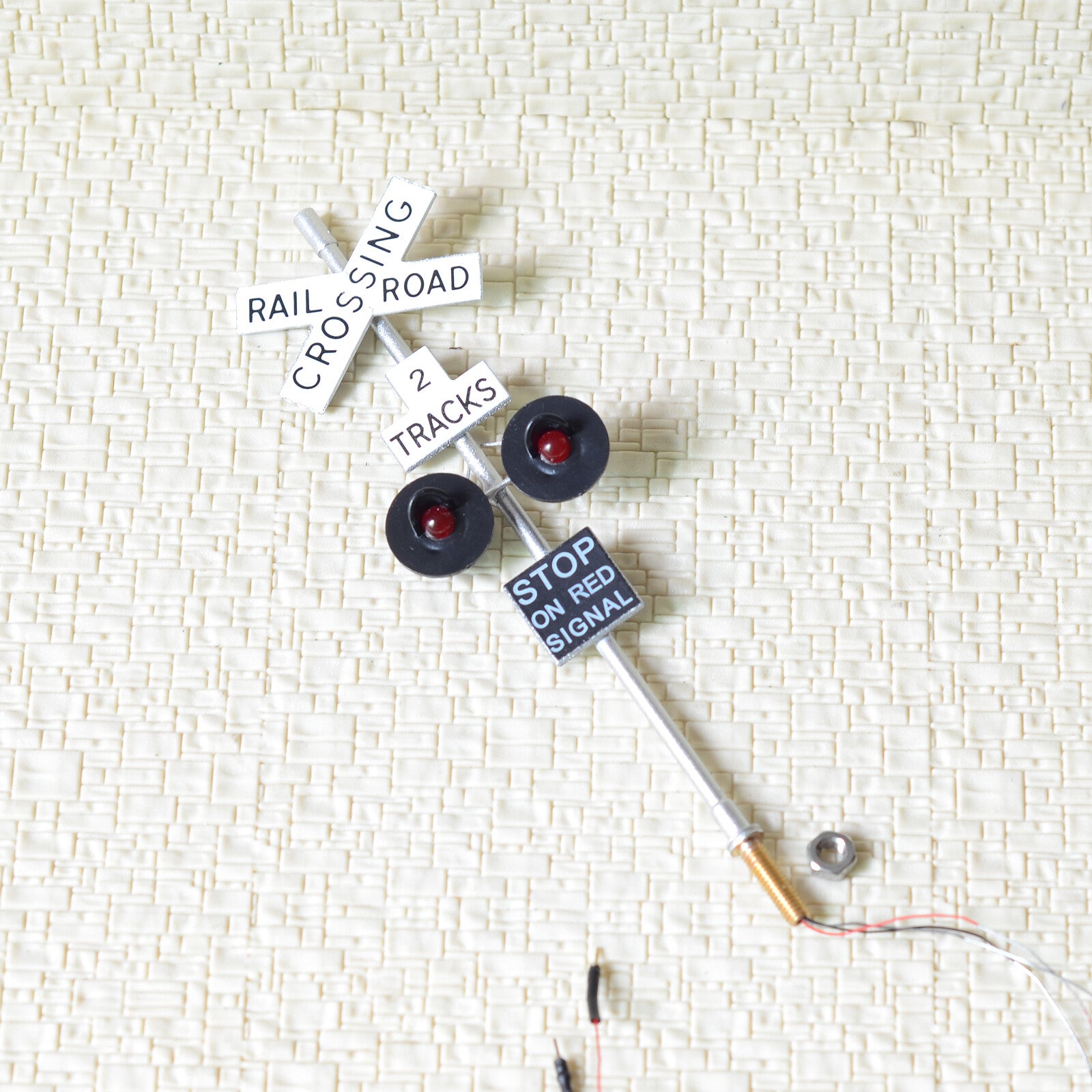 2 x O scale railroad crossing signals 2 heads + 1 x circuit board flasher #SL2X