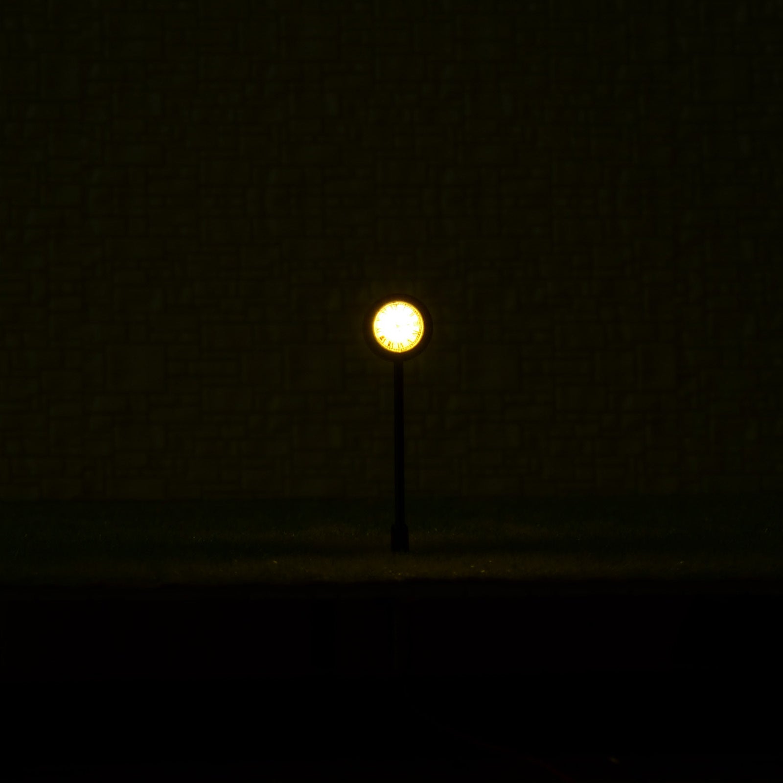 2 x HO scale antique station platform clock LED street light illuminated 2 sides