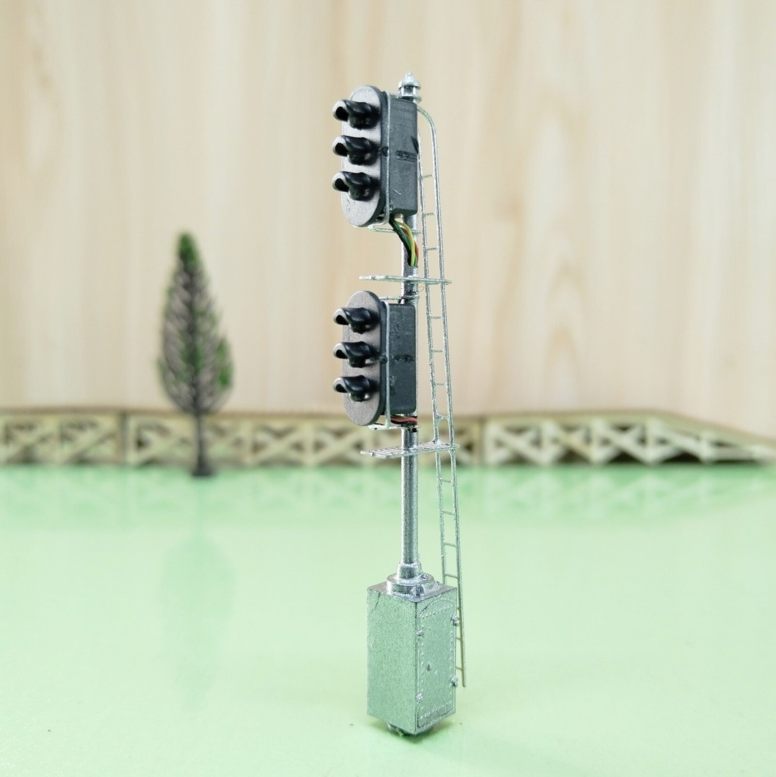 1 x HO scale model railroad tri-color block signal 2 heads with cabinet #K33C6