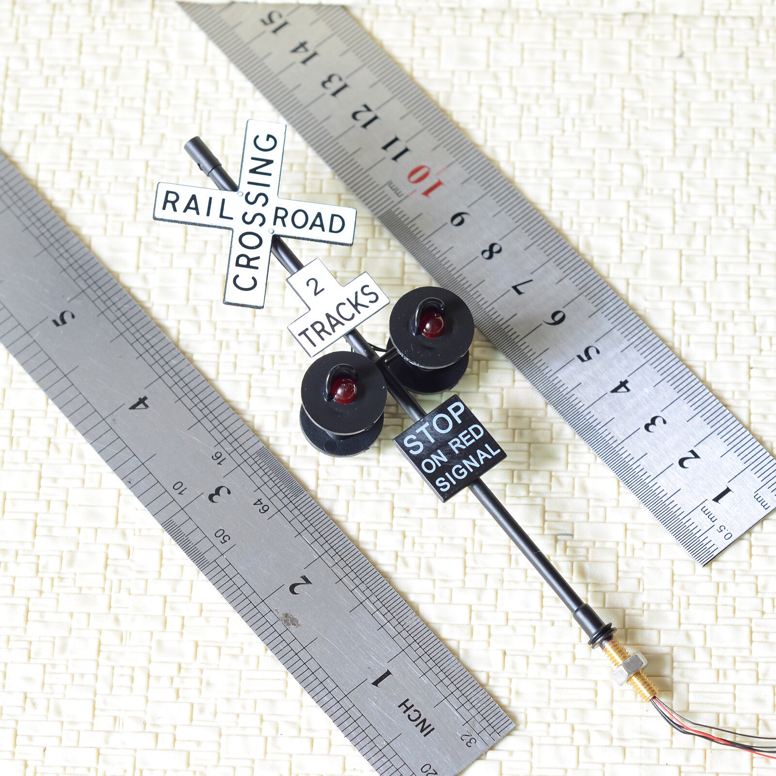 2 x O scale railroad crossing signals 4 heads + 1 circuit board flasher #2BL4