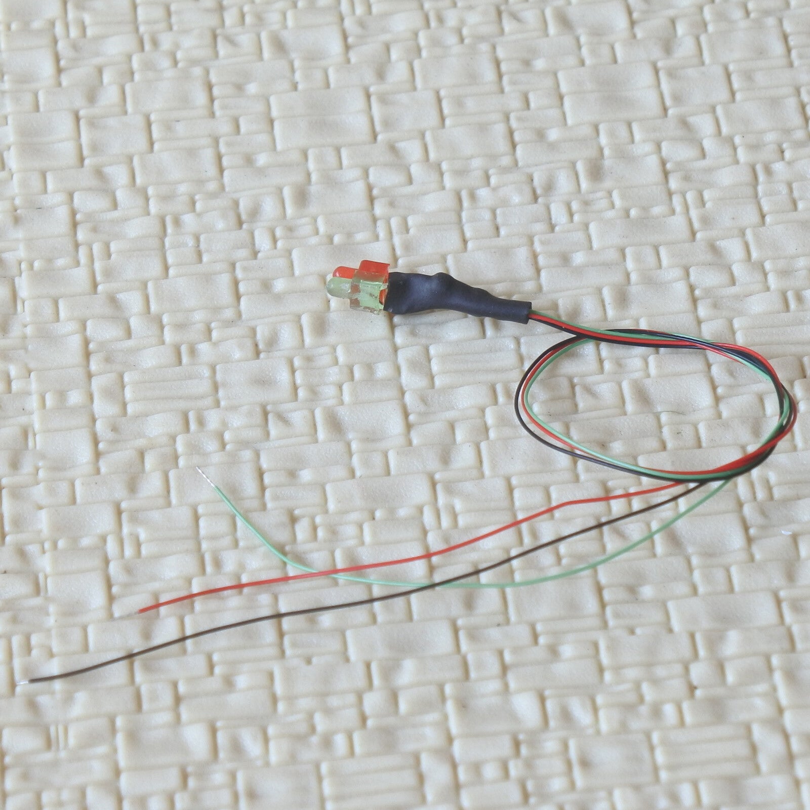 10 x pre-soldered 2mm bicolor LEDs flashing red + constant green wired resistor