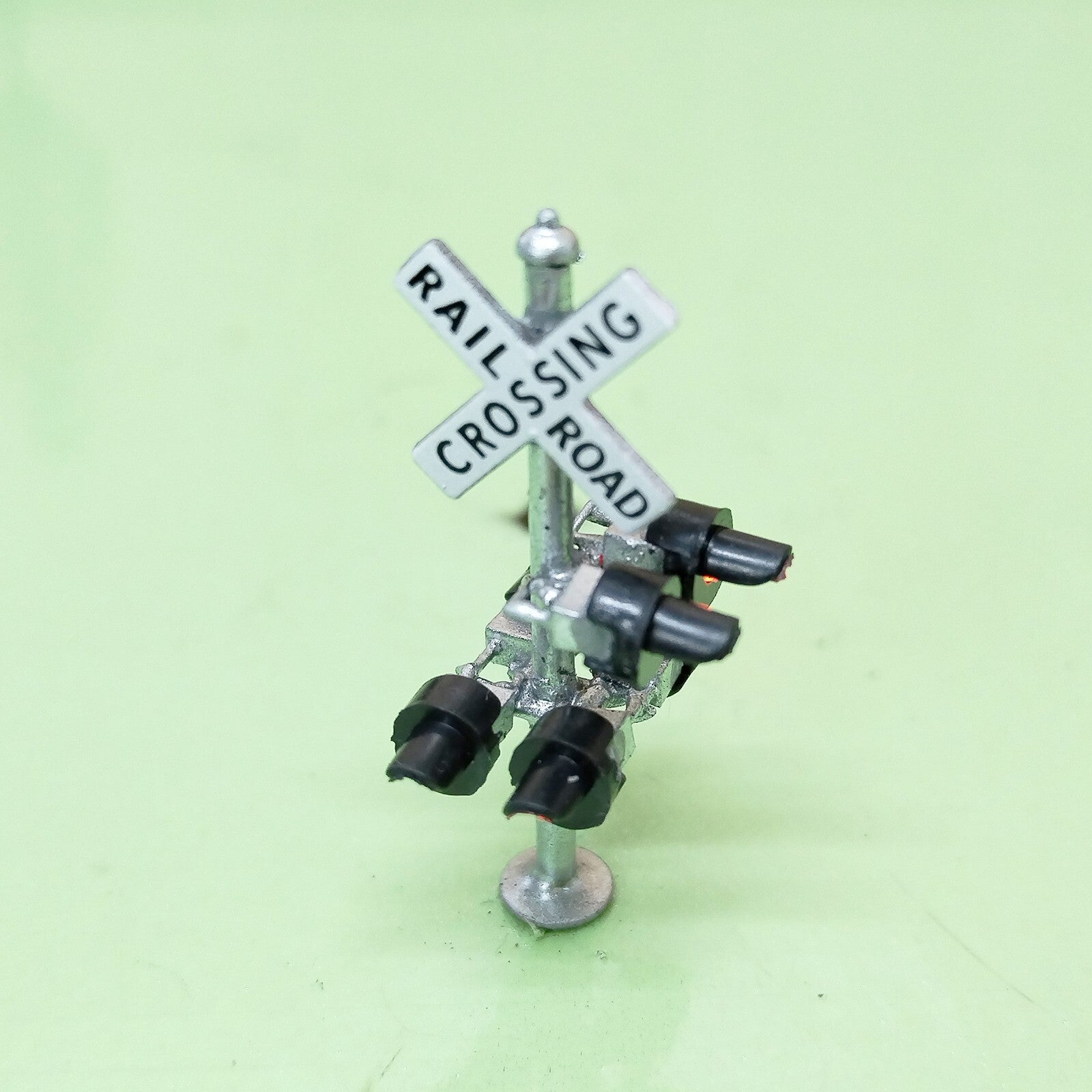 2 x N scale railroad crossing signals lights LED made with side assistant signal