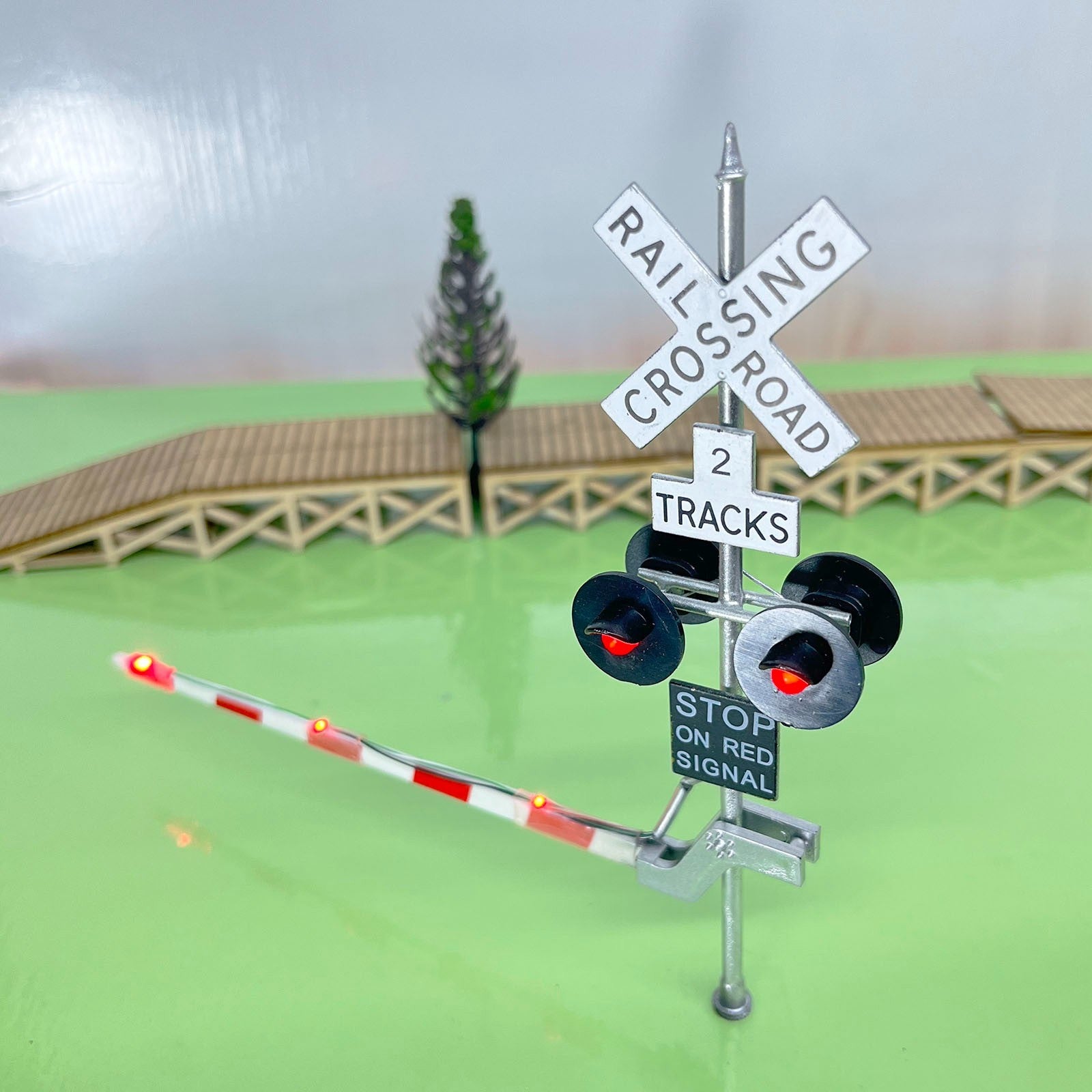 2 x O scale model grade crossing signal with gate arm barrier lights #C48GLB