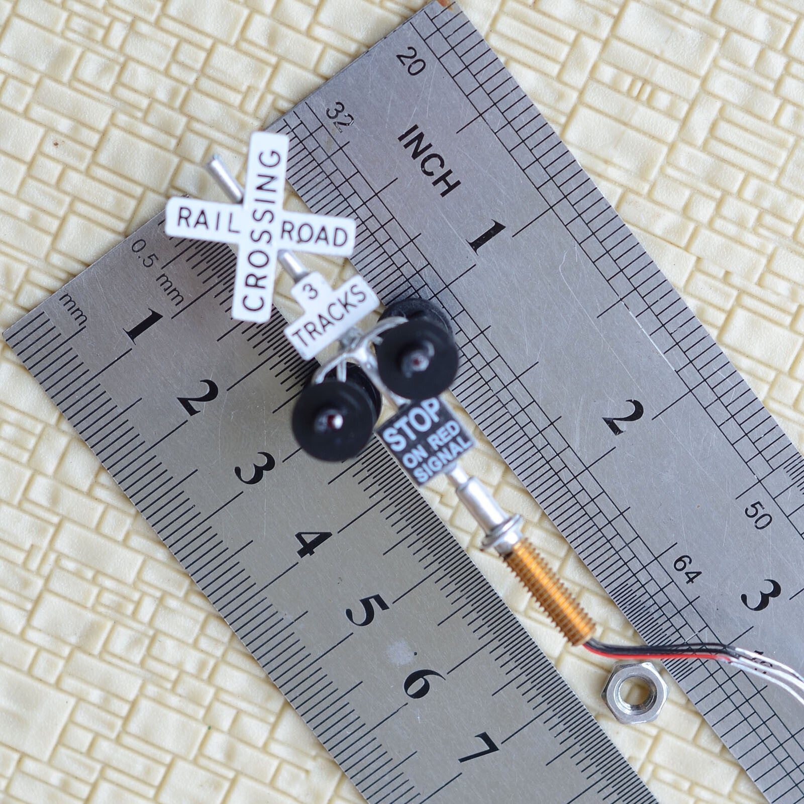 2 x HO scale 3 tracks grade crossing signals + 1 circuit board flasher #3S4
