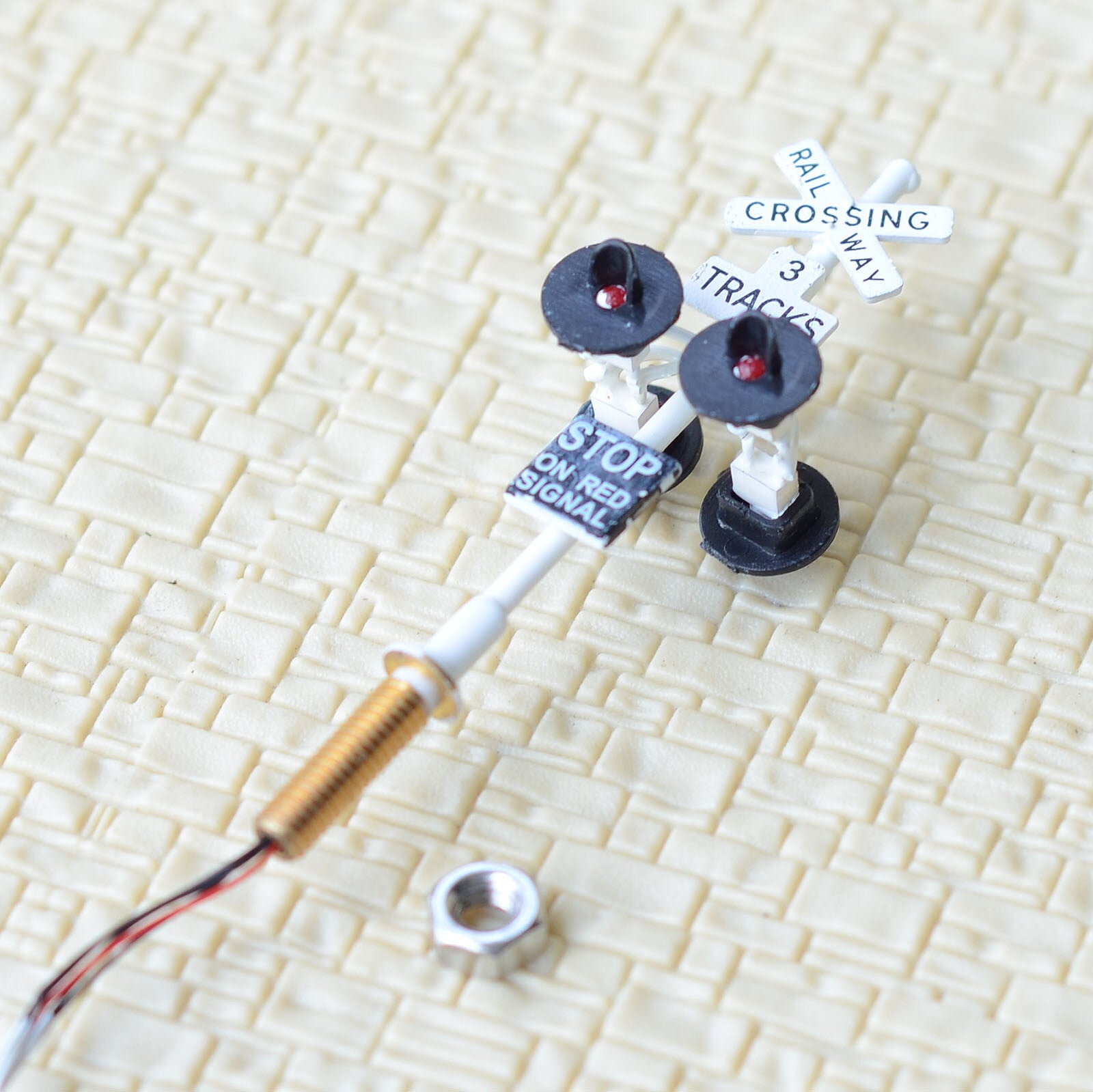 2 x HO scale railway grade crossing signal 3 track + 1 circuit board flasher 3W4