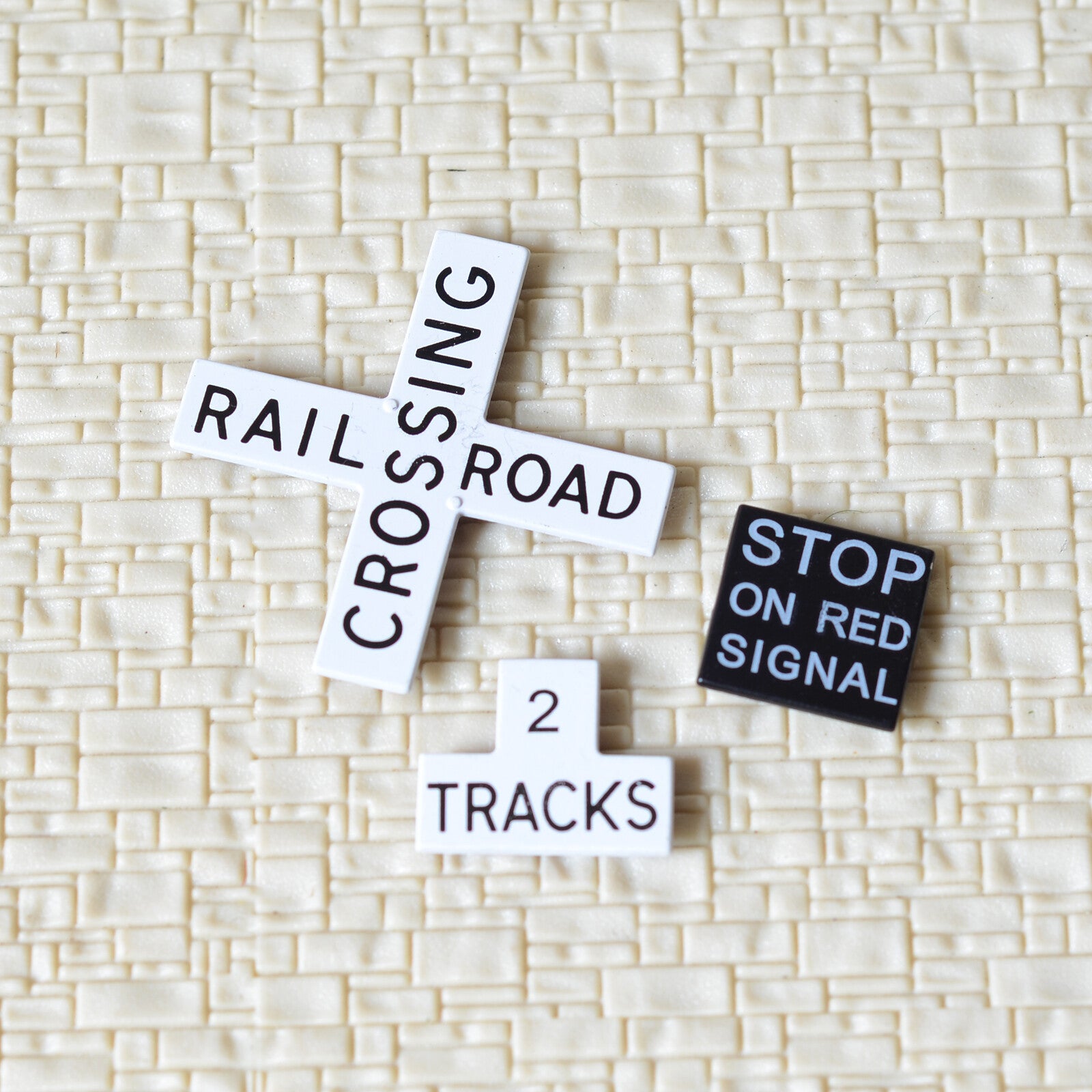4 x O scale railroad crossing signals parts crossing bulk and 2 tracks sign #2