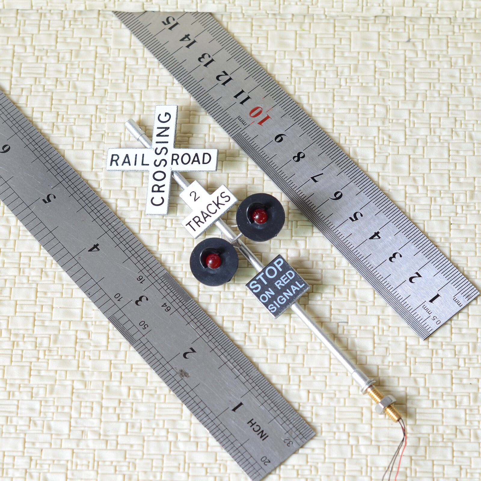 1 x O scale railroad crossing signals LED made 2 target faces 2 tracks gray #S