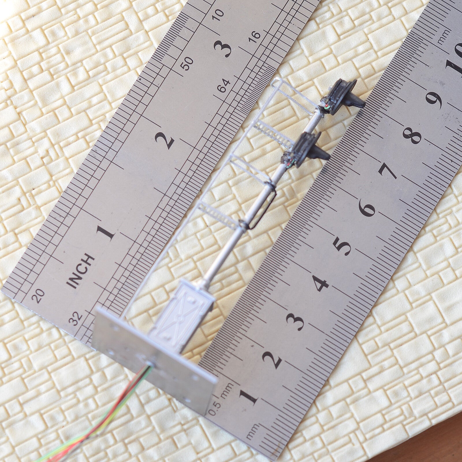 1 x HO scale model railroad 3-colors searchlight signal metal cabinet 2 head #11