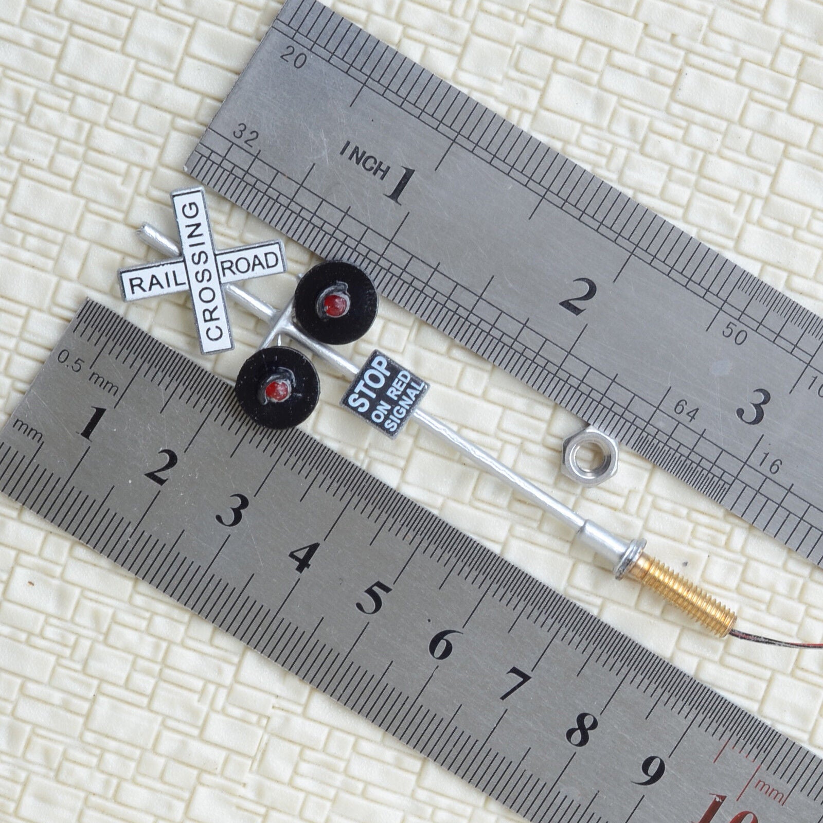 1 x OO / HO Scale railroad crossing signals LED made 2 target faces silver 