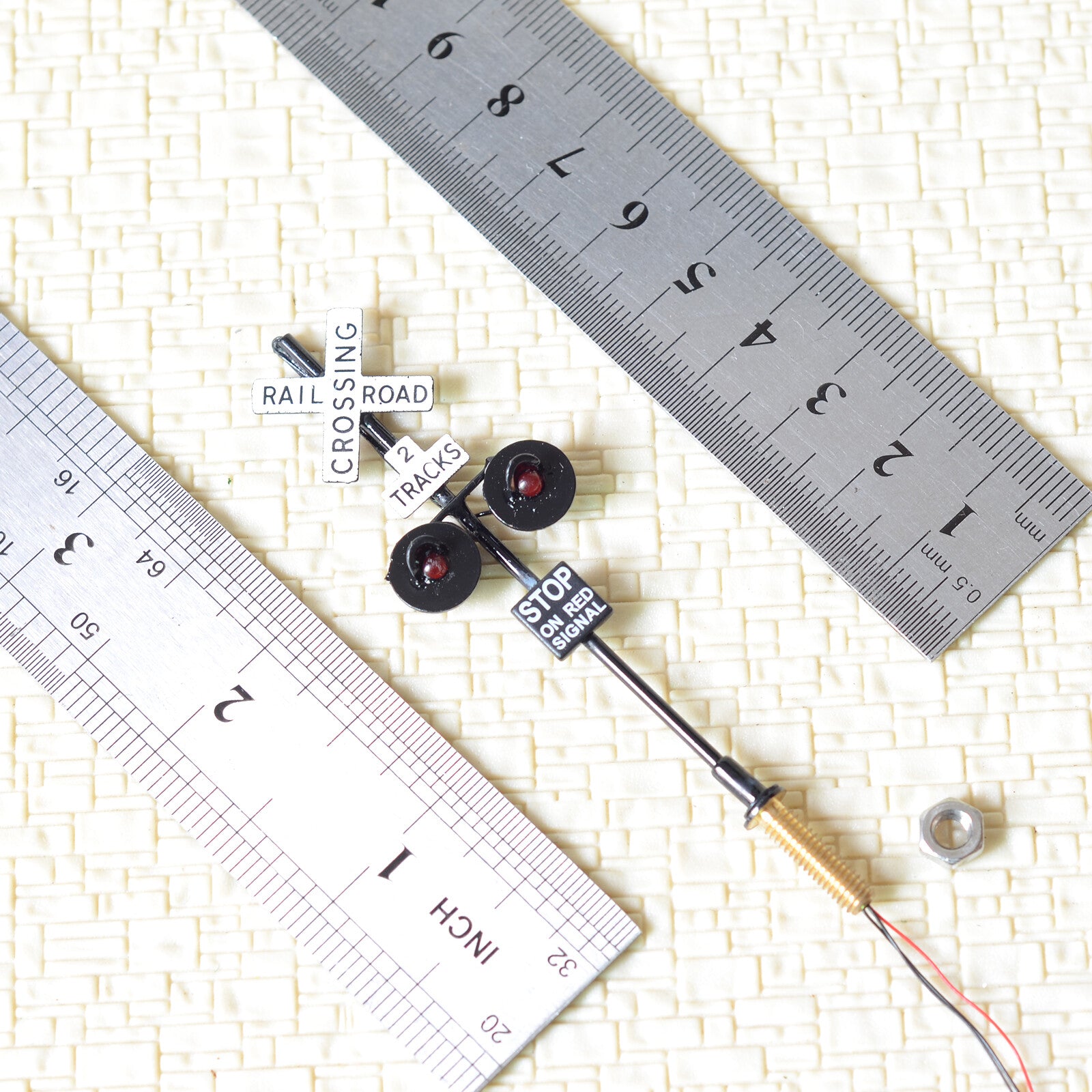 2 x OO scale railroad crossing signals 2 heads 2 TRACKS + Circuit board flasher