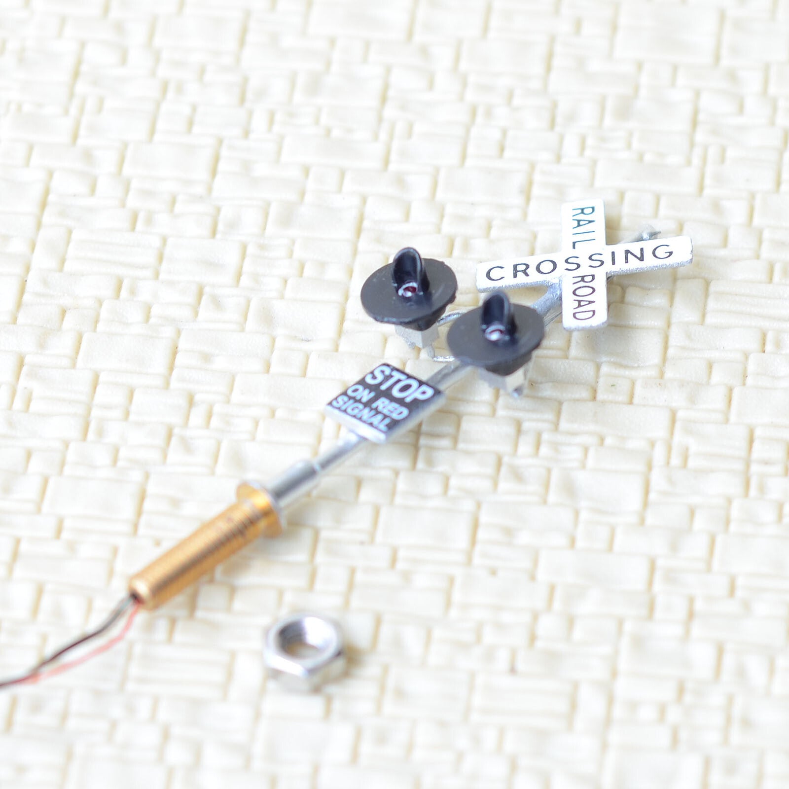 2 x HO scale railroad grade crossing signals + 1 circuit board flasher #S2C