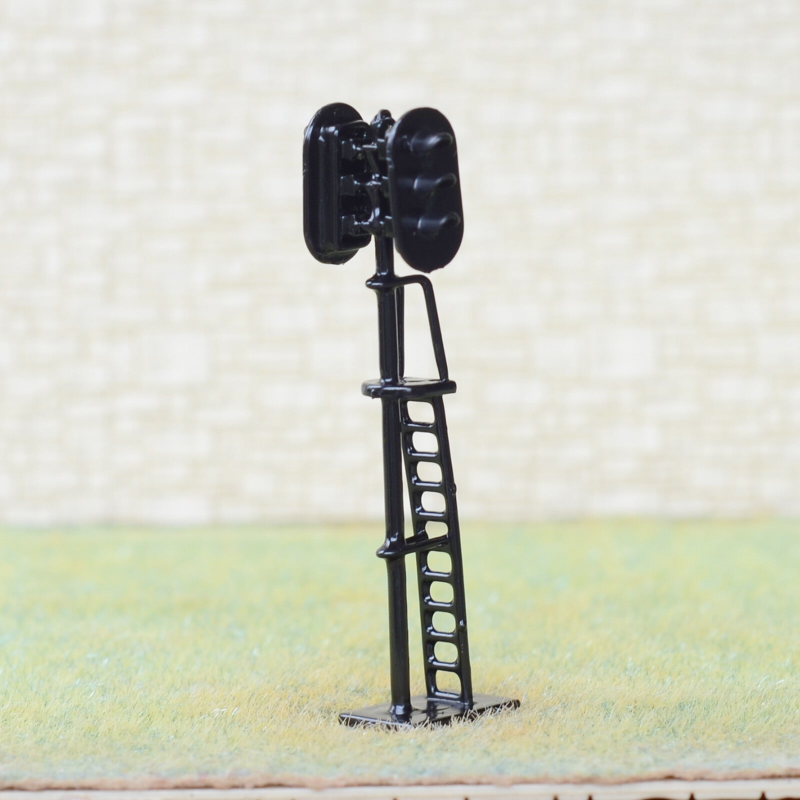 1 x HO scale model 3 colors block signal both opposite directions 2 heads 