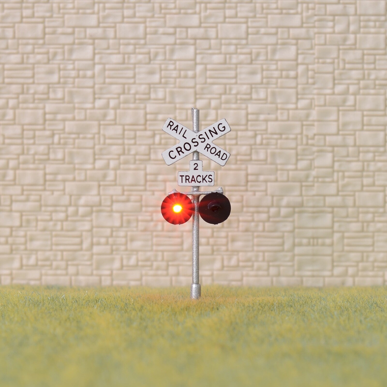 2 x HO scale railroad grade crossing LED signals 2 tracks + 1 flasher board #X