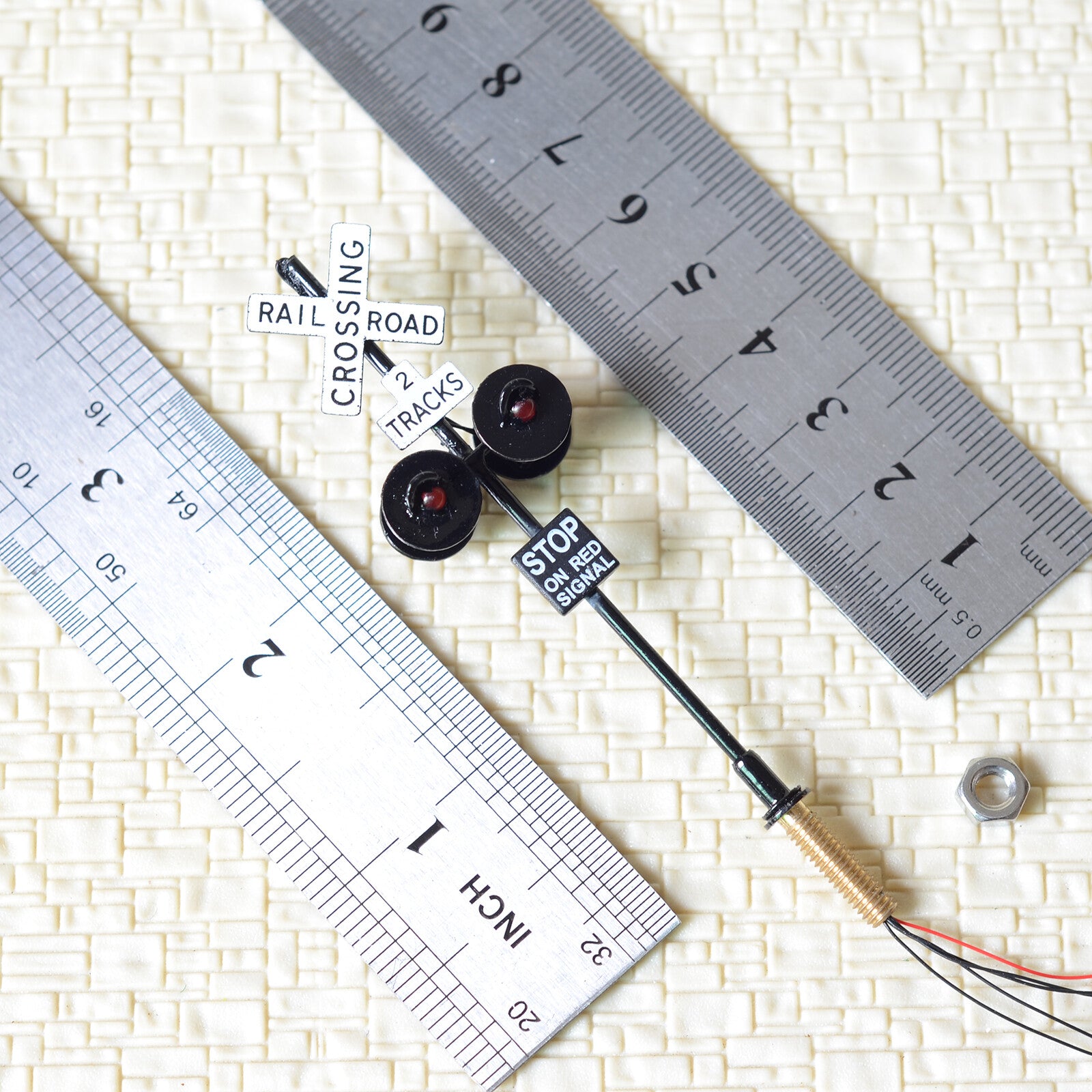 1 x OO / HO scale railroad crossing signals 4 LEDs + circuit board flasher #2BL4
