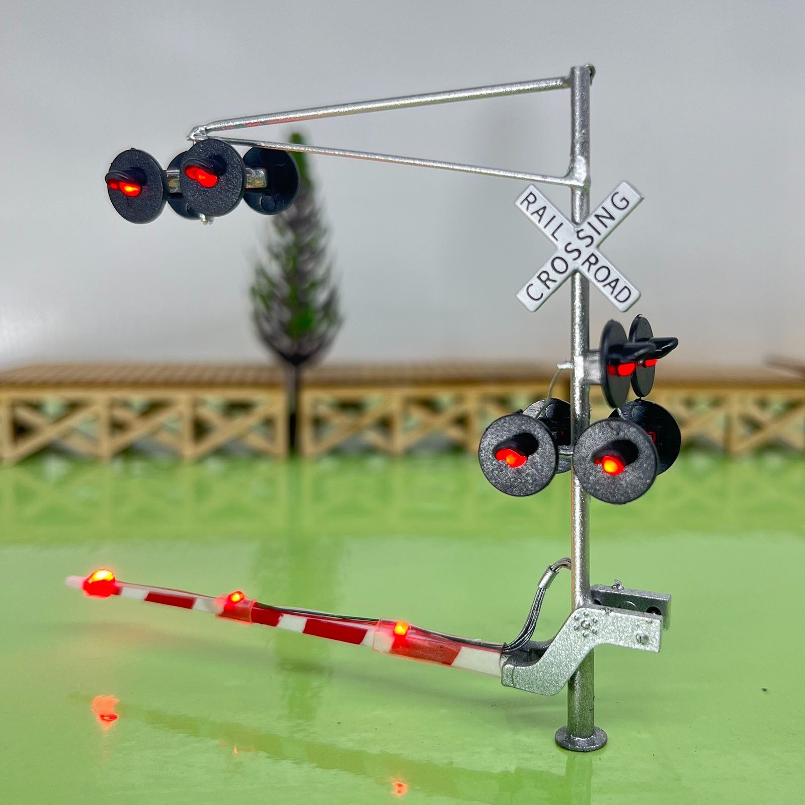 1 x HO scale cantilever grade crossing signal with light on gate assistant  #A06