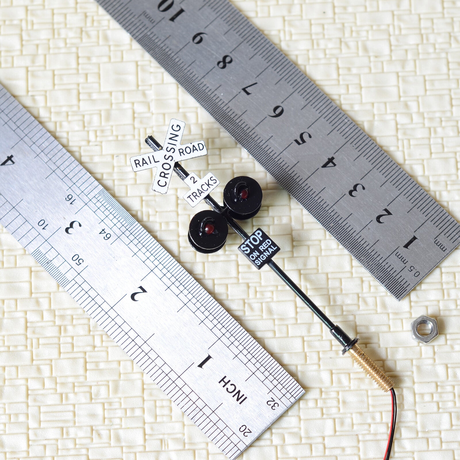 1 x OO / HO scale railroad crossing signal 4 LEDs + circuit board flasher #2BL4X