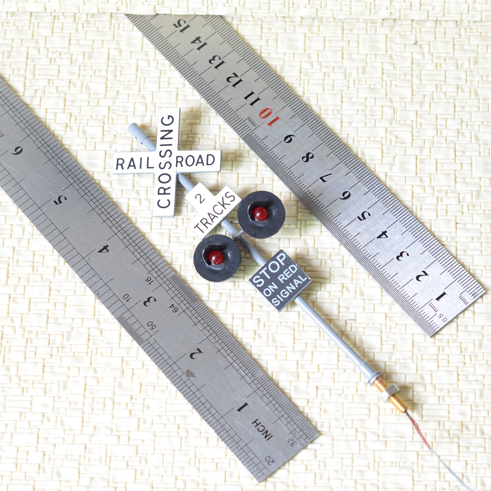 1 x O scale railroad crossing signals LED made 2 target faces 2 tracks gray
