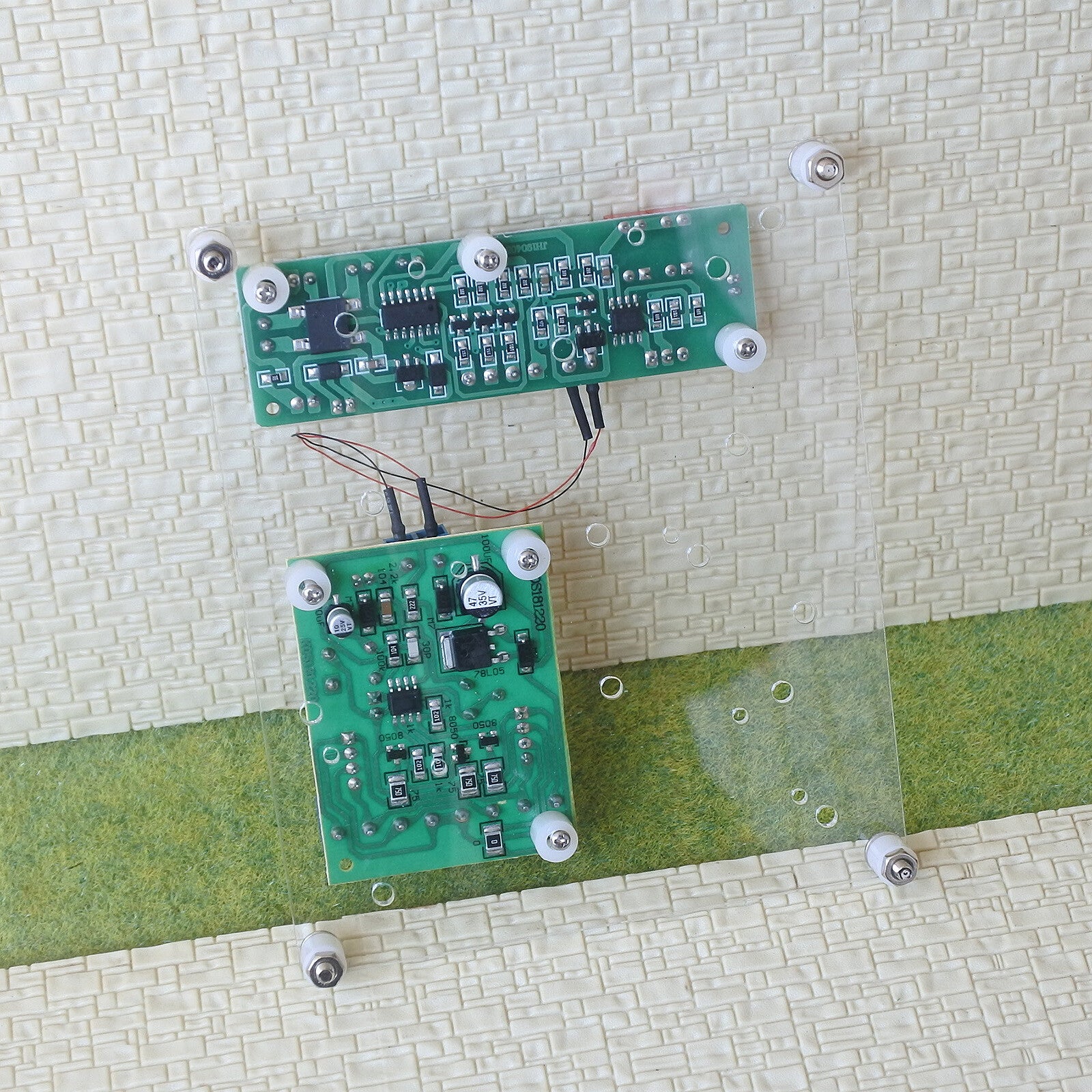 2 x HO scale Railway Crossing Signals + 1 set Auto control circuit boards