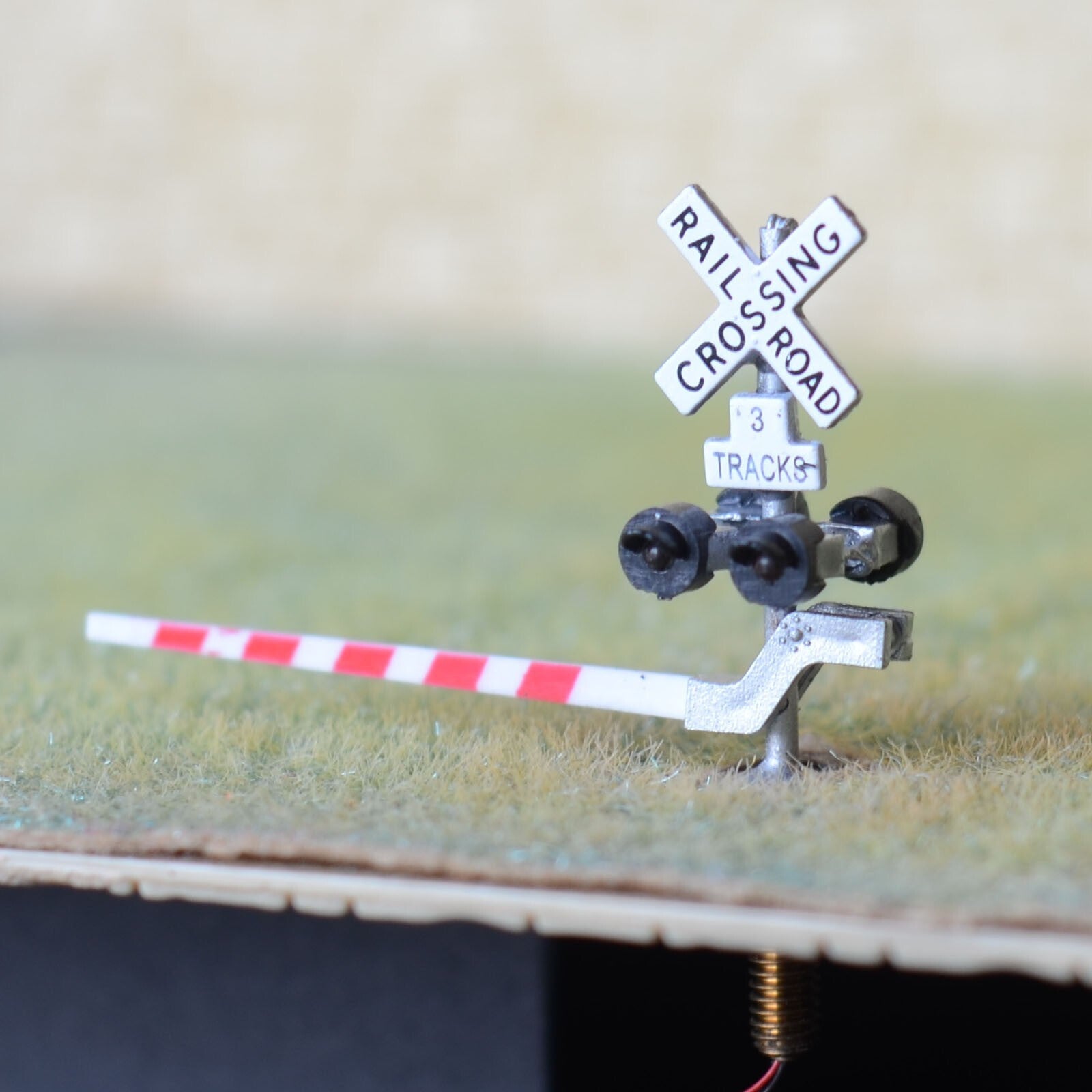 2 x N scale model grade crossing signal gate stop lever 3 track + flasher #NS43G