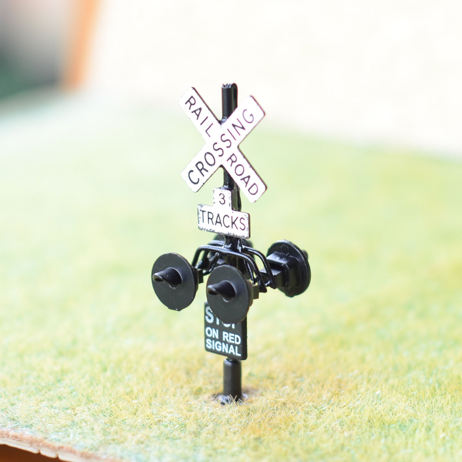 2 x HO scale 3 tracks grade crossing signals + 1 circuit board flasher #3B4