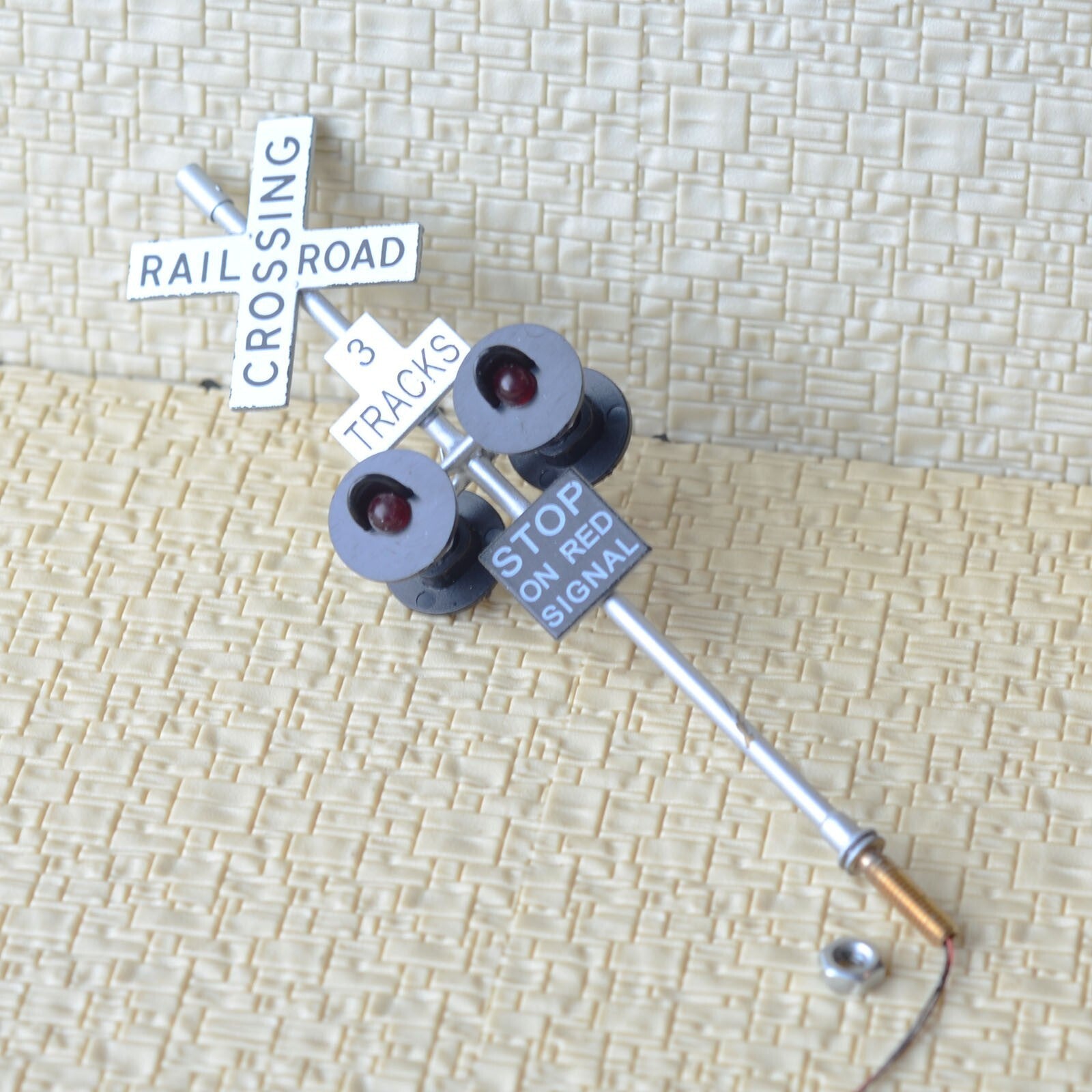 2 x O scale railroad crossing signals 4 heads + 1 circuit board flasher #3TS4