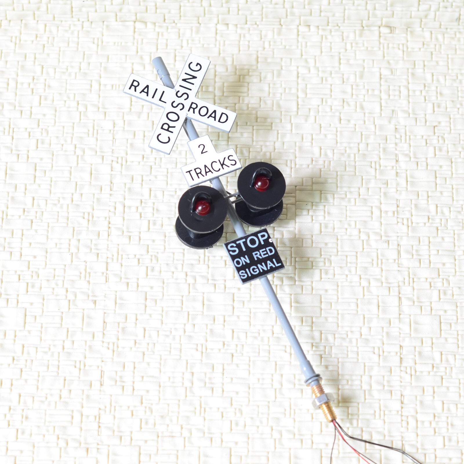 2 x O scale railroad crossing signals 4 heads + 1 circuit board flasher #2GR4