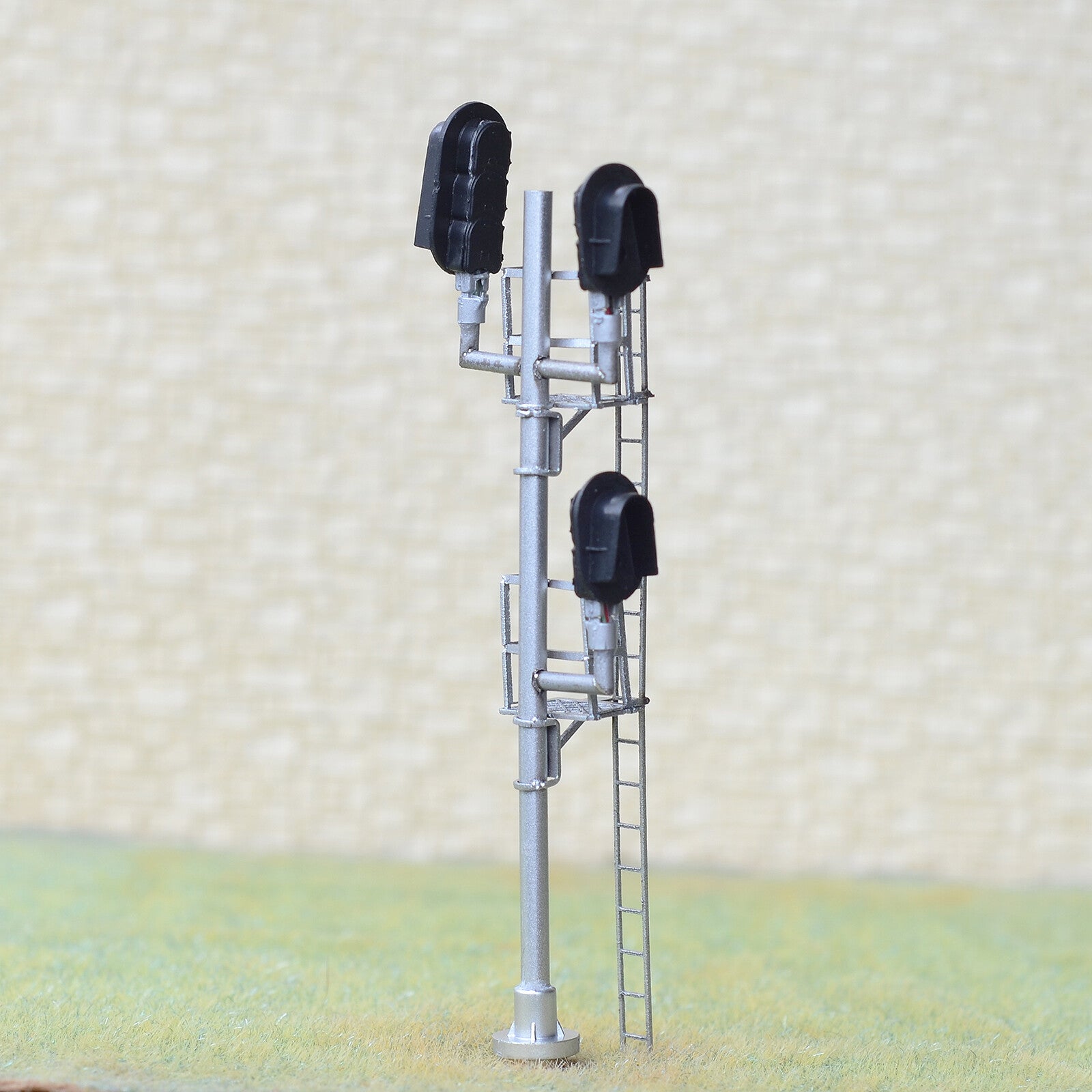 1 x HO scale Bi-Directional 3 / 2 and 2 color Intermediate block signal #F322TY